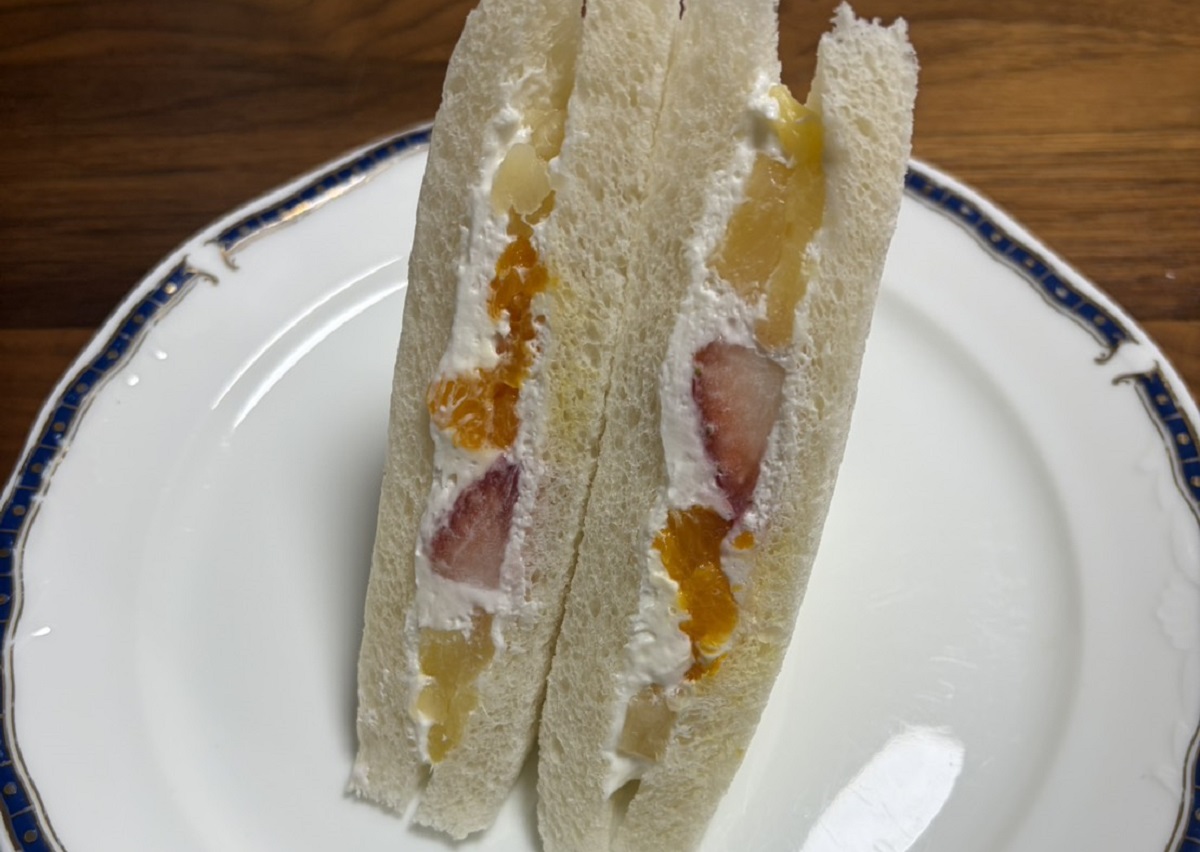 いちご・パイン・みかんが入っているファミマの「いちごフルーツミックスサンド」