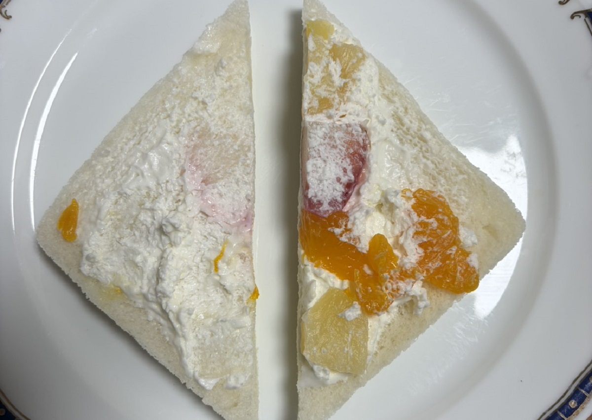 開いたところ。いちごは少ない