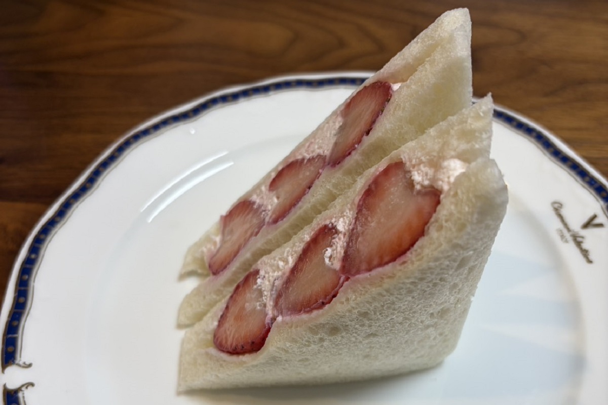 いちご果肉入りのホイップクリームが使用されている