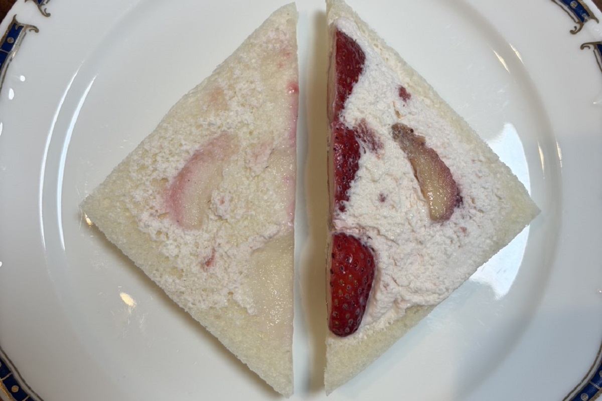 開いたところ。角までクリームがたっぷり塗られている