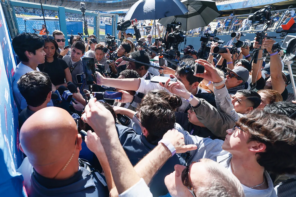日米メディアの取材陣が大谷に殺到。さながらメディアスクラムの様相を呈す(Getty Images)