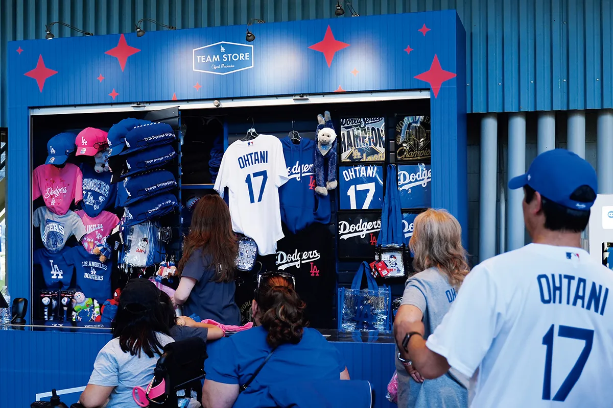 グッズ売り場は背番号「17」のTシャツと、それを着た現地ファンであふれる。撮影/荒川祐史(C2)