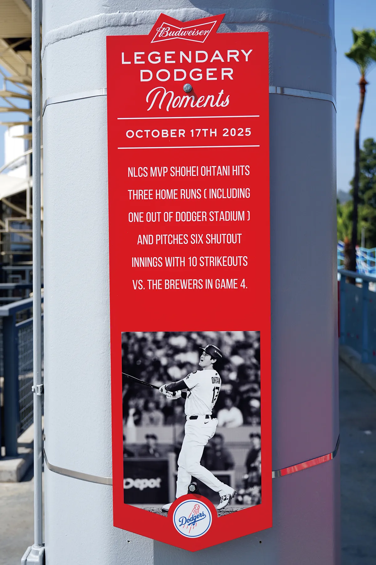 2025年10月17日は、飛距離469フィート(約142.9メートル)の場外ホームラン、6回無失点10奪三振の好投の二刀流が実現した「伝説の1日」として記念プレートが設置された。撮影/荒川祐史(C2)