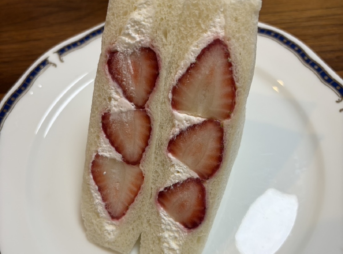 ホイップクリームとカスタードクリームの2種類のクリームが味わい深い、セブン-イレブンのいちごサンド