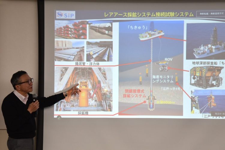海洋研究開発機構は、南鳥島沖の深海底でレアアース(希土類)などの堆積物の試験採取を開始した(写真:時事通信フォト)