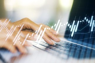 日経平均「急落局面」でベテラン億り人が購入した「2つの銘柄」　資産10億円・かんちさんが“フルポジ戦略”のなかで決めているマイルールとは　急落は「良い株を安く買えるチャンス」と前向きな姿勢