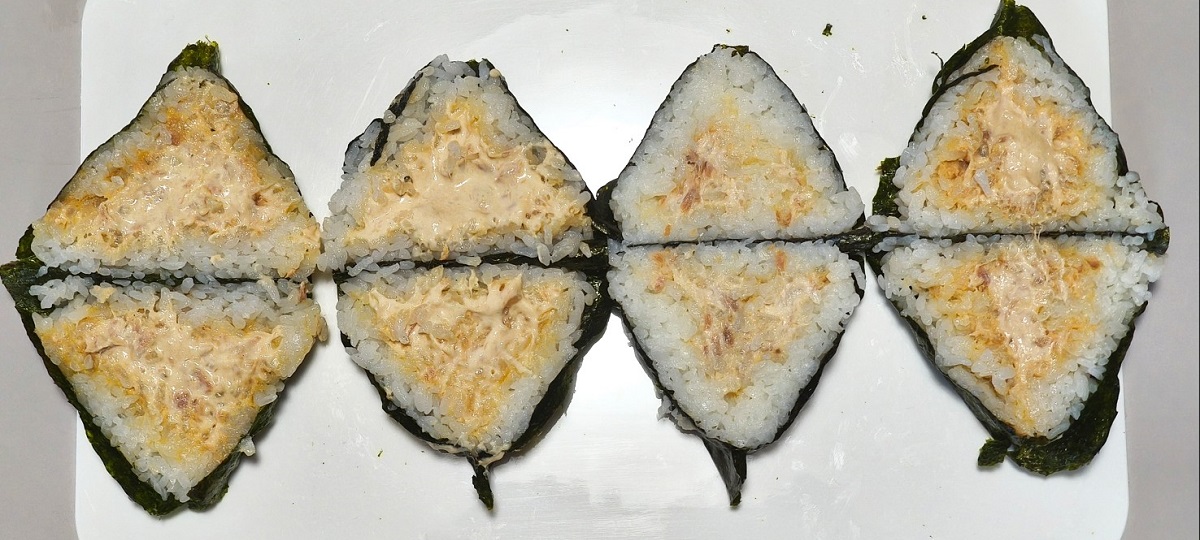 左からセブン、ファミマ、トライアル、ローソンのツナマヨおにぎり