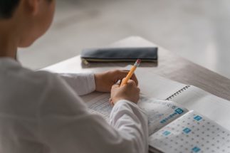 「塾なし中学受験」で御三家などの難関校に合格した受験生たち　鍵となるのは「得意科目と入試配点のマッチング」、通信講座は保護者の強力サポートも重要