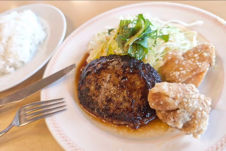 豊富なメニューとコスパの良さで人気のファミレス「ジョイフル」の日替わりランチ。この日は「ハンバーグ＆唐揚げ」