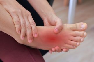 【下肢痛治療の最前線】脚の動脈が閉塞し血流が不足する「下肢閉塞性動脈硬化症（ASO）」、脊柱菅狭窄症の症状による痛みとの見分け方　重症化すると切断リスクも【専門医が解説】