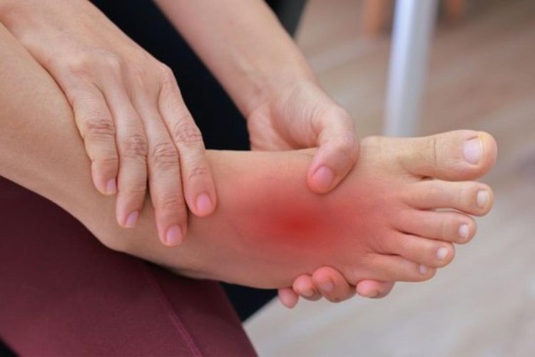 脚の痛みを侮って放置すると、重病を招くリスクがある（イメージ）