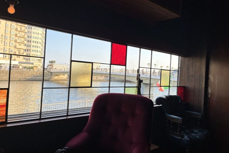 窓際のソファ席では景色も楽しめる