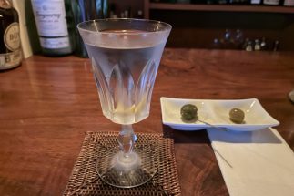 絶品マティーニに添えられた2種類のオリーブには秘密が