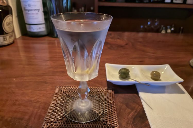 絶品マティーニに添えられた2種類のオリーブには秘密が