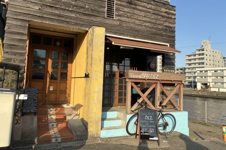 片瀬江ノ島駅の目の前にあり、隣には姉妹店のスタンディングバー「DIZ」がある（「BAR d（バード）」神奈川県藤沢市片瀬海岸2-8-15）