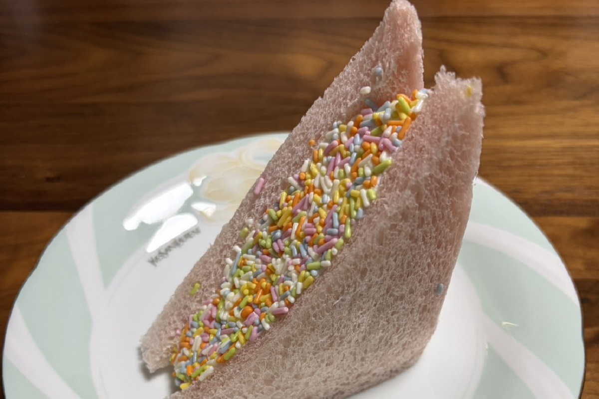 カラーチョコ＆ホイップサンドがびっしり詰まっている