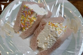 「幸せになった」「美味しすぎて…」SNSで話題、セブンの「カラーチョコ＆ホイップサンド」を実食レポ　奥までたっぷりホイップクリームでも食べやすい工夫に満足感