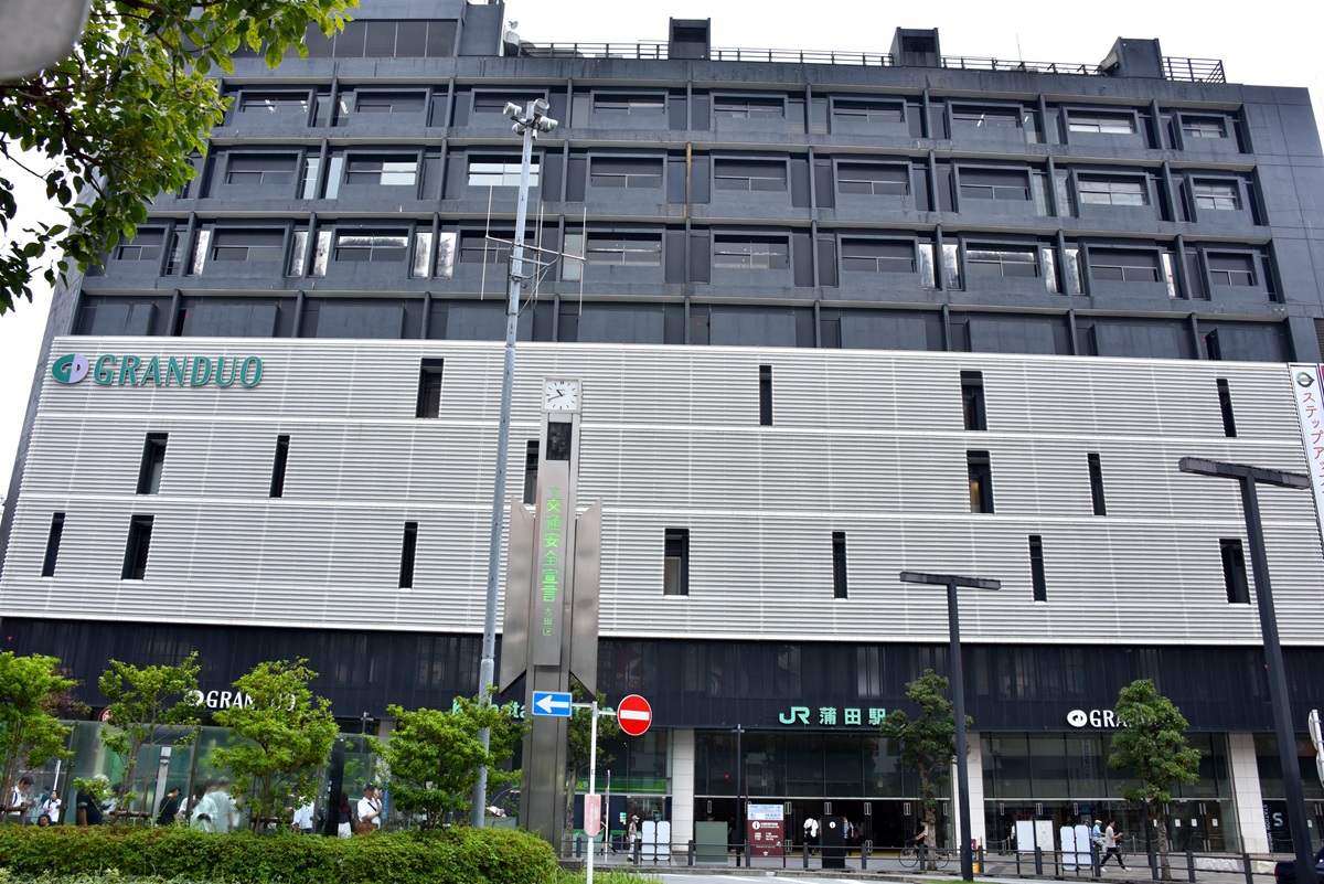 蒲田駅西口には大きな駅ビルがあるが、それが東西を分断する壁として立ち塞がる（2025年7月筆者撮影）