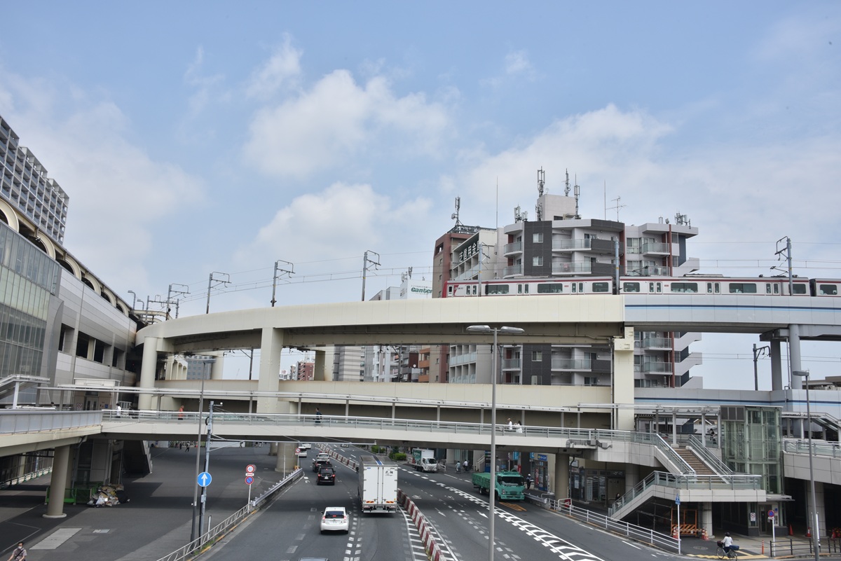 京急蒲田駅の東には国道16号線が走り、京急空港線と立体交差している（2025年7月筆者撮影）