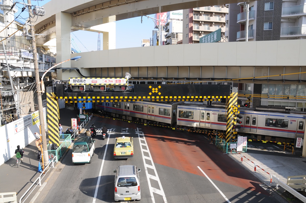 かつて国道16号線と京急空港線は平面交差し、箱根駅伝のランナーが止められる名所としても有名だった。電車通過時は渋滞が発生していたため、現在は立体交差に切り替えられている（2010年1月筆者撮影）