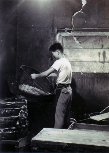 手揚げの釜揚げの様子（湖池屋提供）