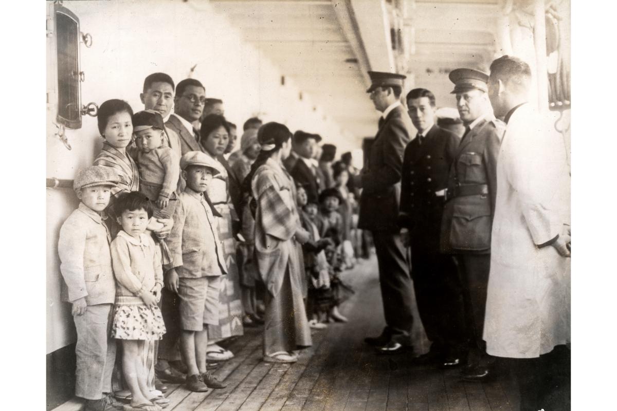 サンフランシスコで入国検査を受ける日本人移民（1931年撮影、GRANGER/時事通信フォト）
