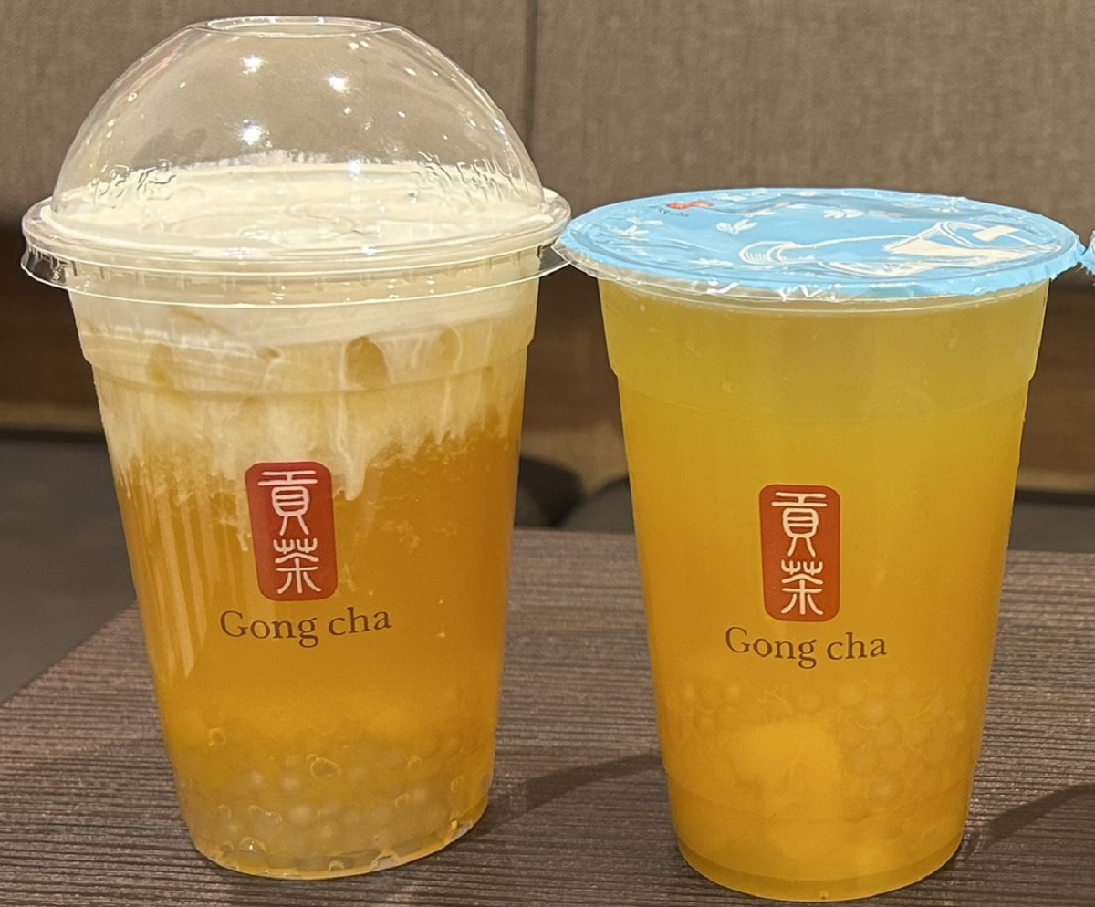 左が「マンゴー ミニパール ティーエード　ミルクフォームトッピング」（Mサイズ：税込760円）、右は「マンゴー ミニパール ティーエード」（Mサイズ：税込670円）