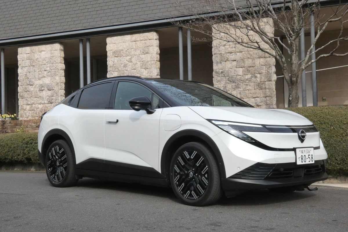 従来のハッチバックから一転し、人気のクロスオーバーSUV的なフォルムへと大きく舵を切ったような佇まいだが、それは単なる流行追従ではない。実車を前にすると、それが明確に“機能に裏打ちされた造形”であることが理解できてくる