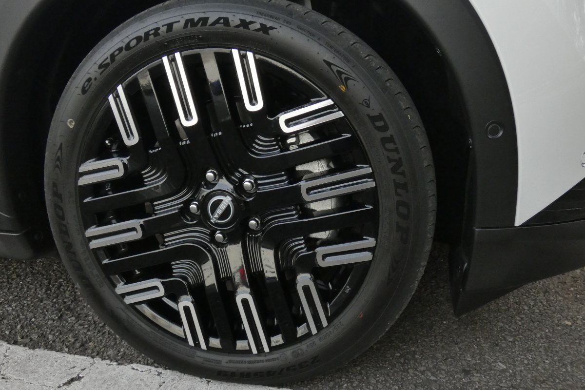 サスペンションは、リヤにマルチリンク式を採用するとともに、日本の道路環境に合わせて専用のサスペンションチューニングを施し、街中から高速道路まであらゆるシーンにおいてフラットで快適な乗り心地を提供