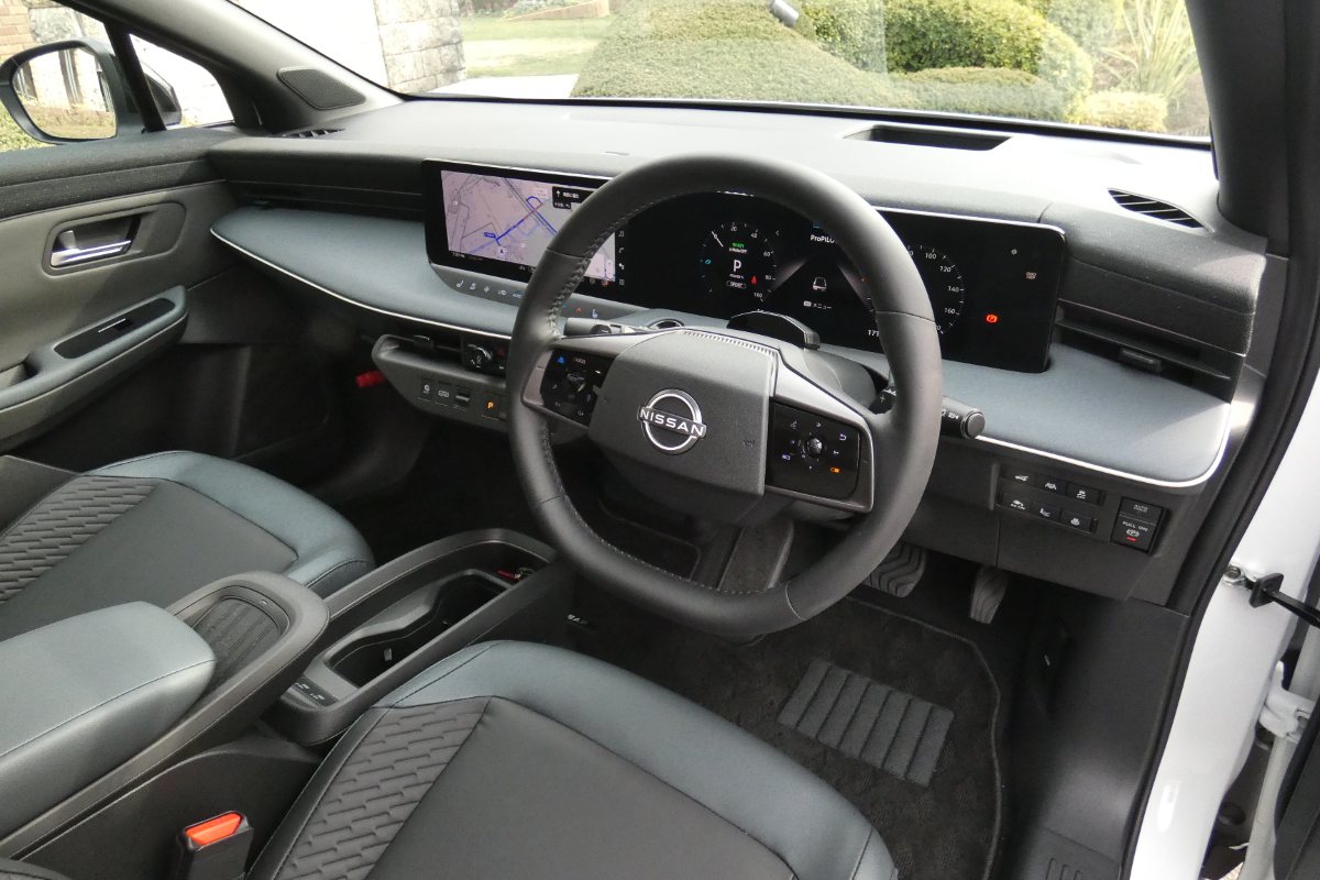 先進感あふれる12.3インチの大型デュアルディスプレイを採用し、すっきりとまとめられたダッシュボードは視認性も操作性も良好。自動車専用道路においてハンズオフドライブが可能で、長距離運転の疲労を低減する「プロパイロット2.0」を採用