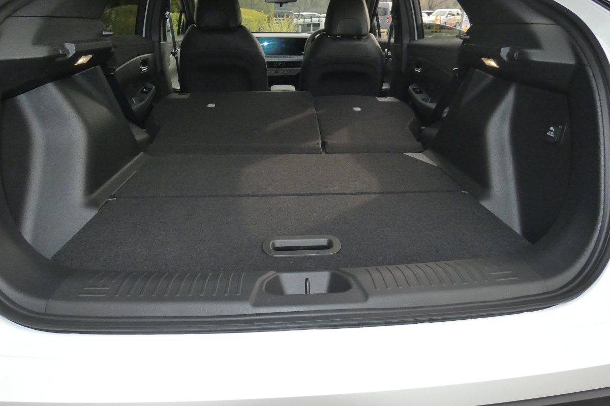 完全にフラットにはならないがリアシートを前方に倒すとスクエアで使い勝手のいい荷室が出現する