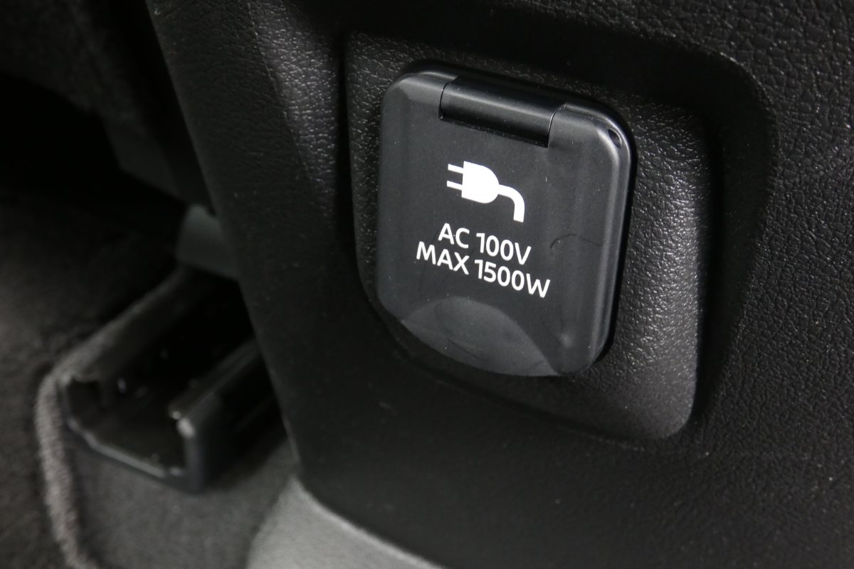室内と荷室に合計2つの100V AC電源（1,500W）を搭載し合計最大1,500Wの電力が使用可能