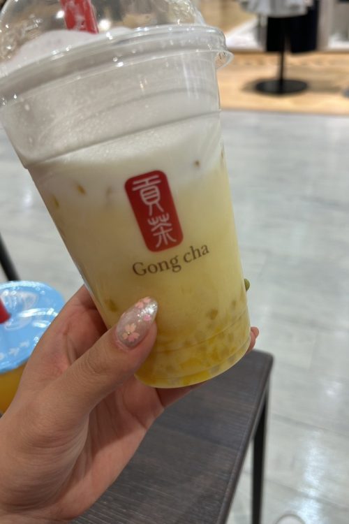 ミルクが少しずつ混ざってゆく味わいも楽しい「マンゴー ミニパール ティーエード　ミルクフォームトッピング」（Mサイズ：税込760円）