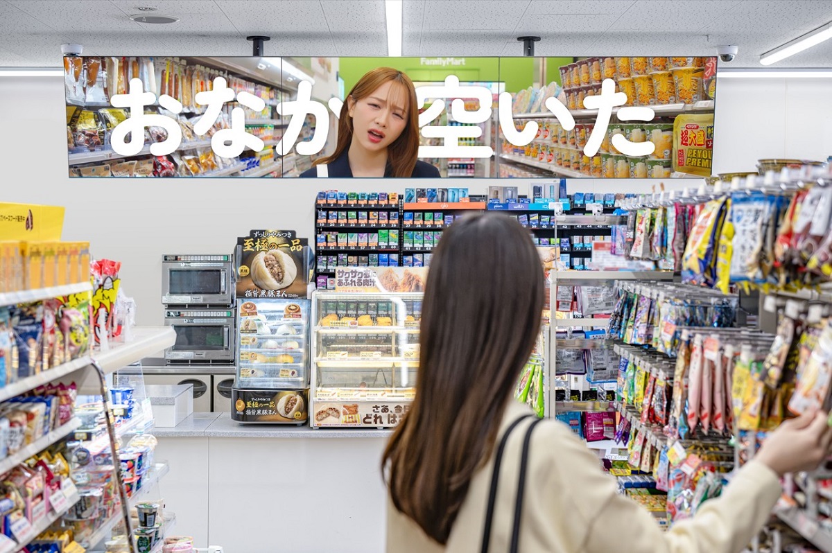 「ファミマTV」で4月14日にスタートした森香澄さん出演の『秘密の夜食』（ゲート・ワン社提供）