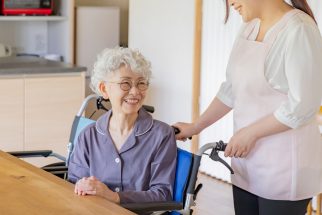 「介護士で手取りが12万円アップ」「子供向け塾講師で月30万円近く」…オーバー60女性でも高収入を目指せる仕事と資格　歩合制の仕事なら成果次第で給与は青天井に