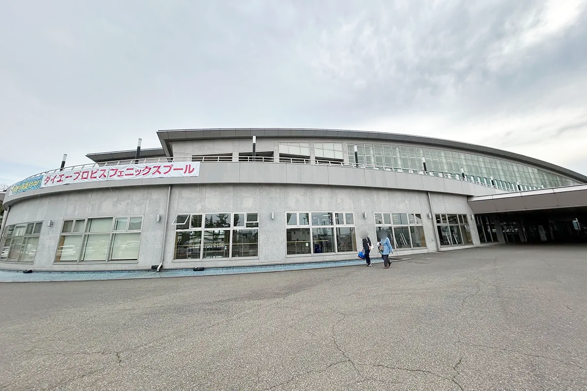 物価高交付金1.4億円を投じて電光表示盤が設置される新潟県の県営プール