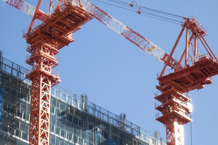 原材料費の高騰がマンションの建築コストを押し上げる（写真：イメージマート）