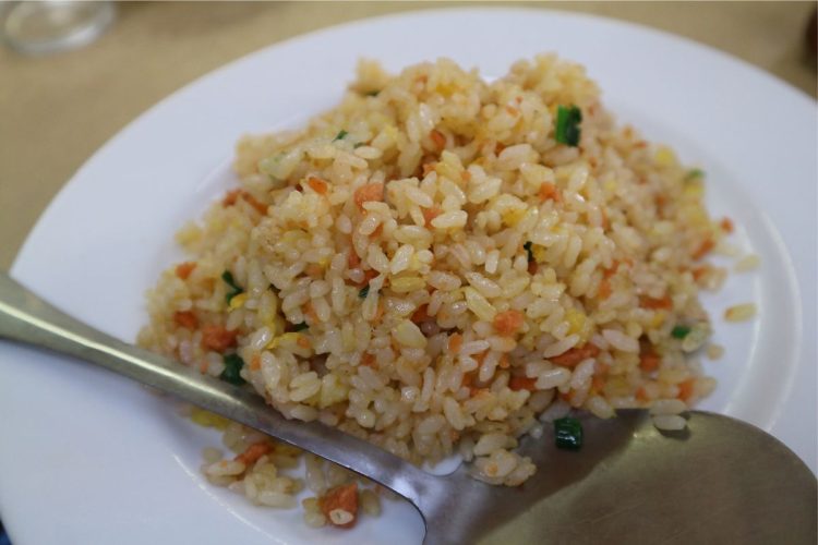 シンプルだけど鮭がいい仕事をしている石川家チャーハン