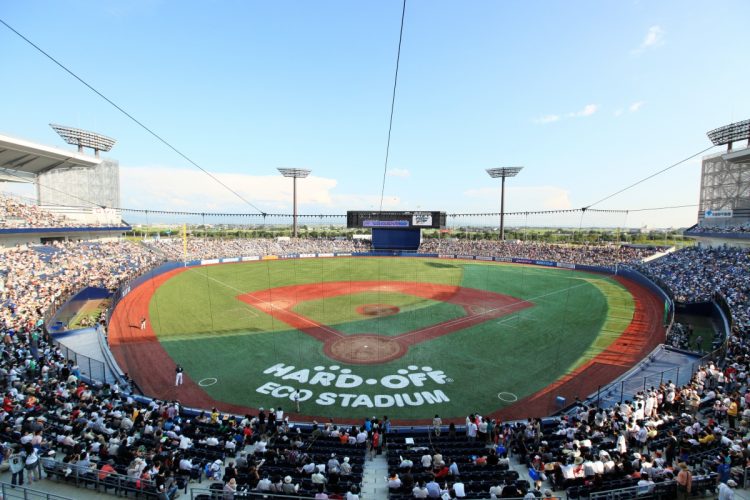 新潟県では、物価高対策を名目とする交付金を使い、子育て世帯向けに「プロ野球観戦」チケットを配る（ハードオフ・エコスタジアム新潟。時事通信フォト）