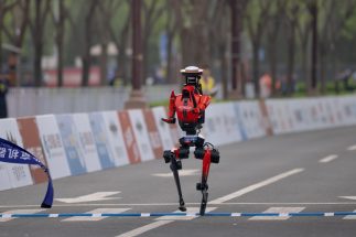 【人型ロボット開発】参入わずか1年で業界トップの技術水準に達した中国スマホメーカー「栄燿」大躍進の秘密　ハーフマラソン大会では“人類超え”の世界記録樹立
