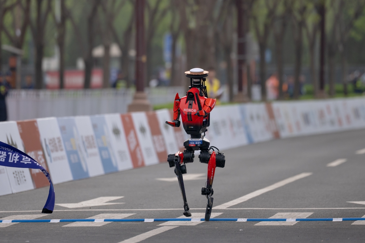自律走行でハーフマラソン50分26秒の世界記録を樹立した栄耀の人型ロボット「閃電（ライトニング）」（Getty Images）