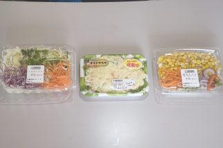 激安スーパー「トライアル」のサラダの実力を検証　149円「メガキャベツ」、213円「ポテトサラダ」「徳用サラダ」…「作るより買ったほうがいい」と思わせる値段と量に満足