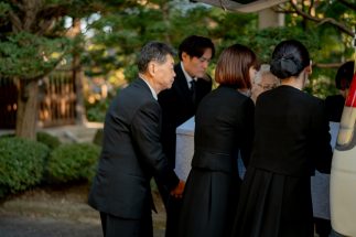 「霊柩車に入れる向きは」「なぜ骨の残り方が違うの」「喉仏は必ず残るのか」…違いが生まれる理由は“火葬炉”にあった《1級葬祭ディレクターが解説》