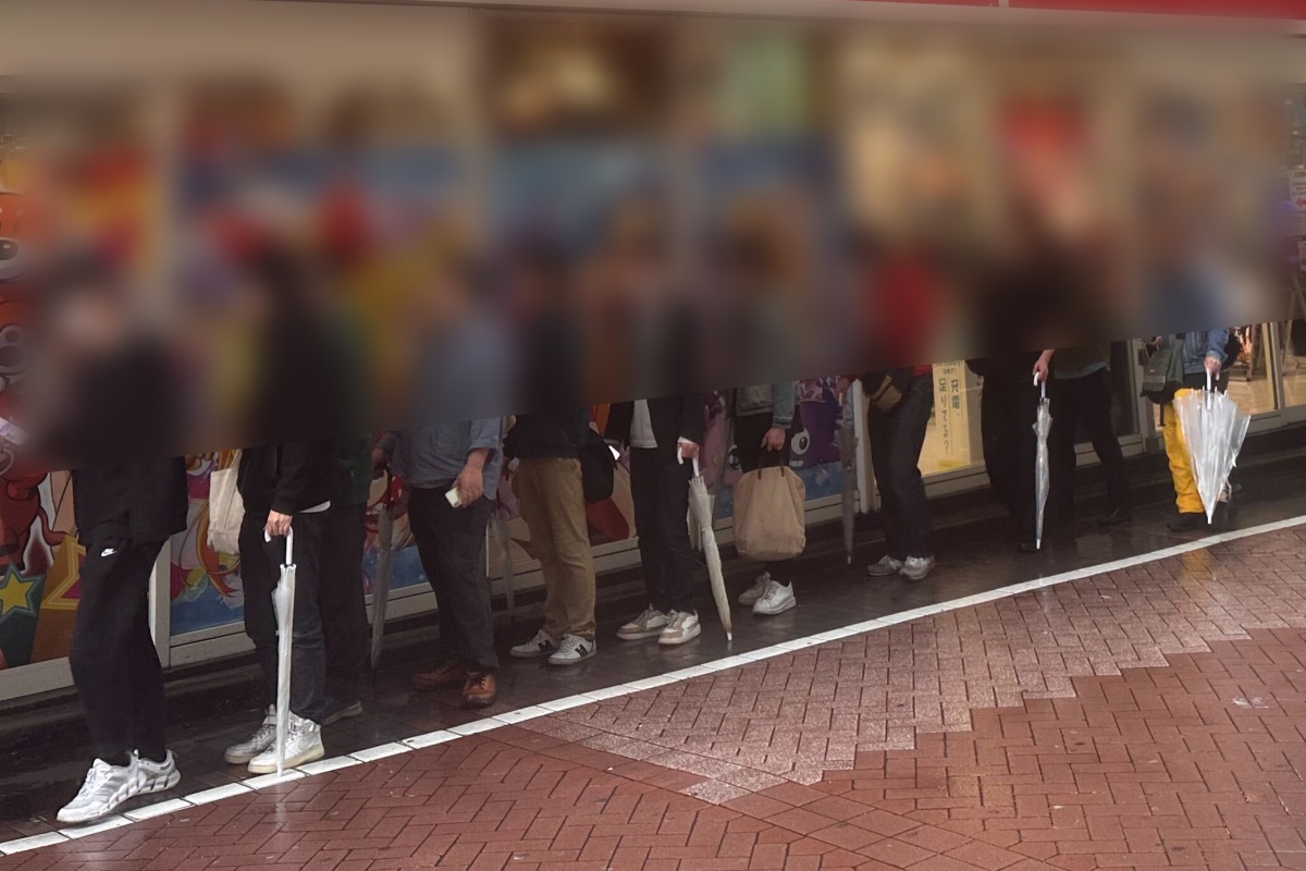 開店前に大行列となっているパチンコホール