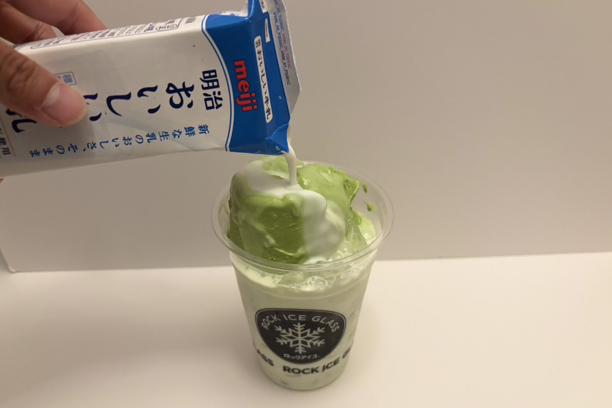 その上から牛乳をゆっくり注ぐ