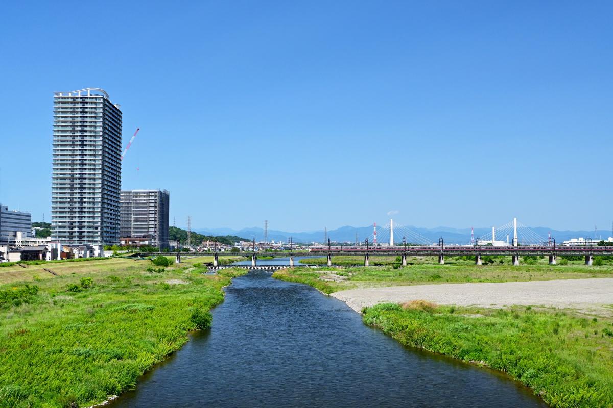 「東京23区」にこだわらないことも物件選びのひとつのポイントに（多摩川を渡る京王線。写真：イメージマート）