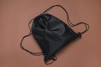 Z世代学生たちの間でナップサックがなぜ流行？　デジタル化で持ち物が軽量化し「大学はスマホだけで十分」　肩肘張らない“エフォートレス”なファッションも人気を後押し