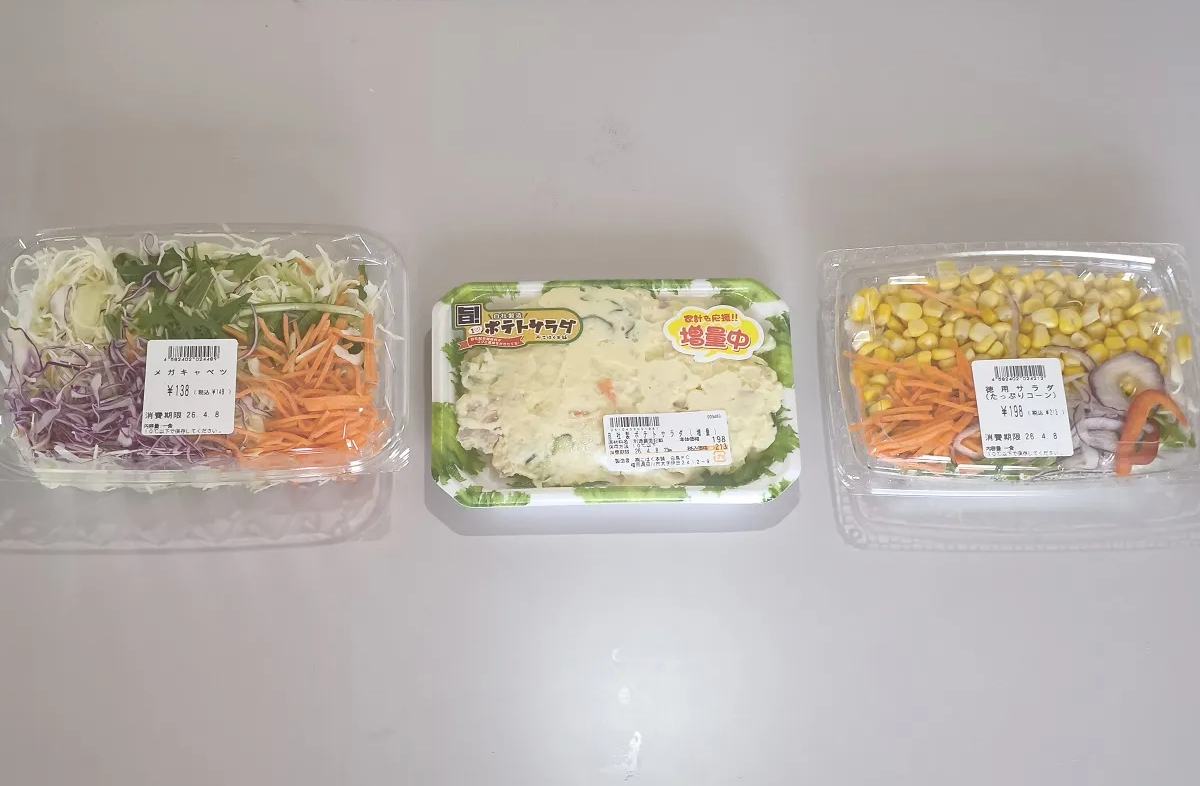 トライアルのサラダの実力検証（左から「メガキャベツ」「自家製ポテトサラダ」「徳用サラダ」）