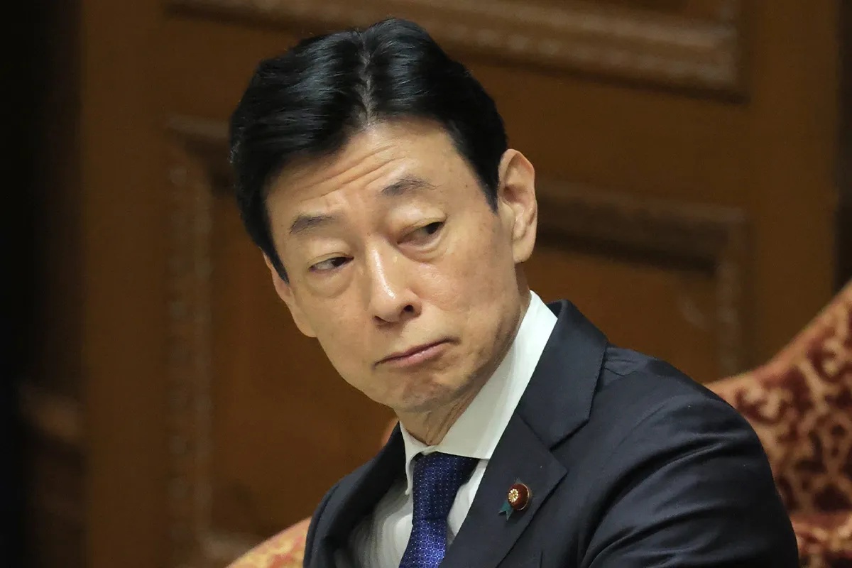 当時経産相だった自民党衆院議員の西村康稔氏(時事通信フォト)