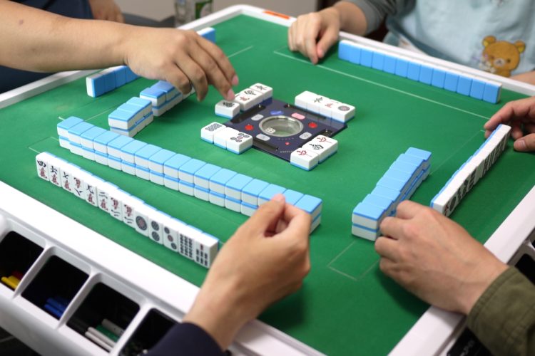 某哲也さん宅で開催された「億り人だらけの麻雀大会」。“凄腕”個人投資家たちが白熱した闘牌を繰り広げていた